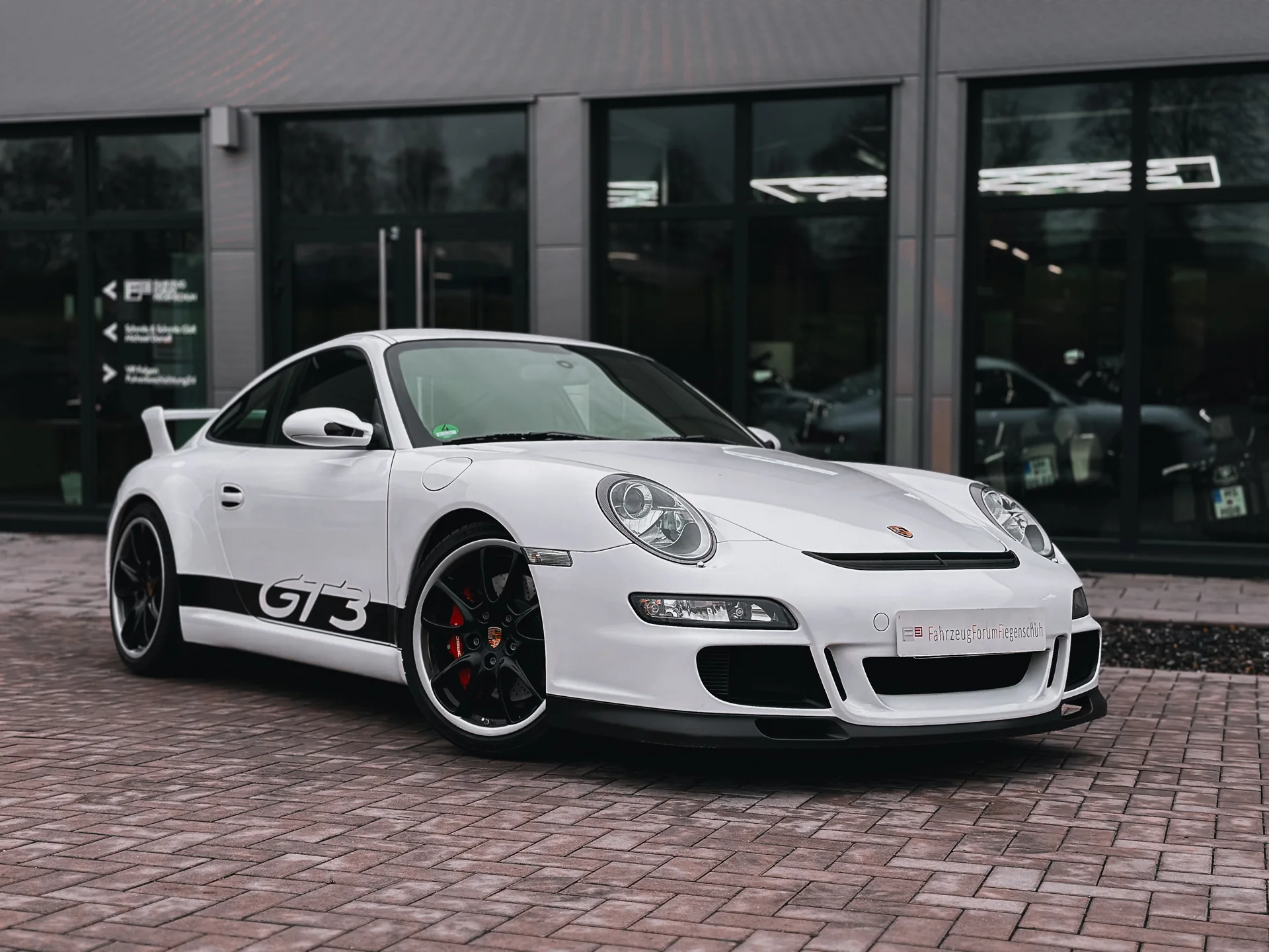 Weißer Porsche 911 GT3, fotografiert von Aaron Janoschek